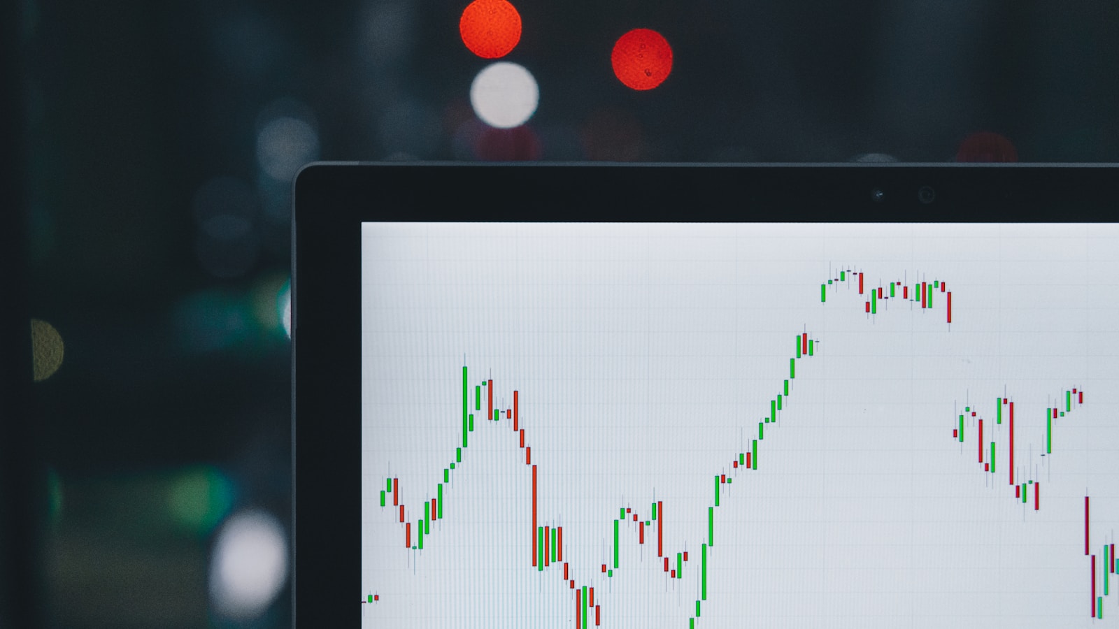 SimpleAlgo AI signal workflow showing how the algorithm scans charts, identifies setups, and delivers real-time alerts